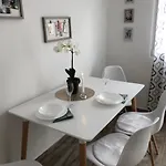 Elizabeth 2 Apartment