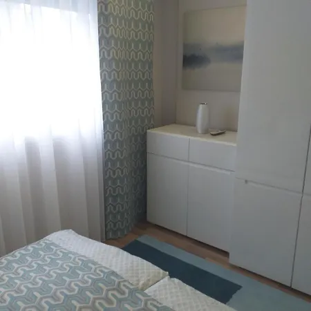 Elizabeth 2 Apartment